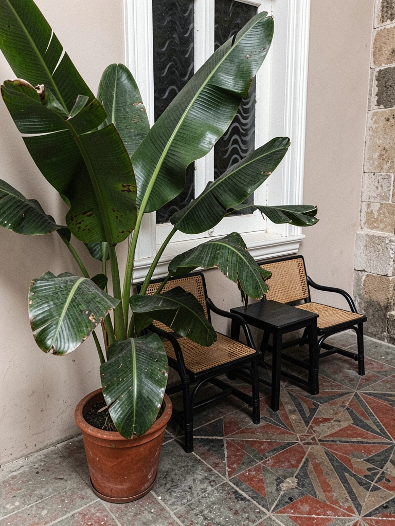 Detalhe de parede com revestimento em fibra natural trançada em tons de palha e bege.
